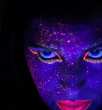 ¿Cómo se llama el maquillaje que brilla en la oscuridad?