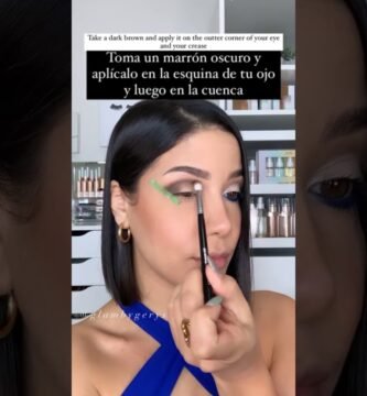 estilos clásicos de maquillaje para invitadas con vestido azul