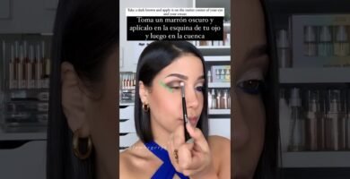 estilos clásicos de maquillaje para invitadas con vestido azul