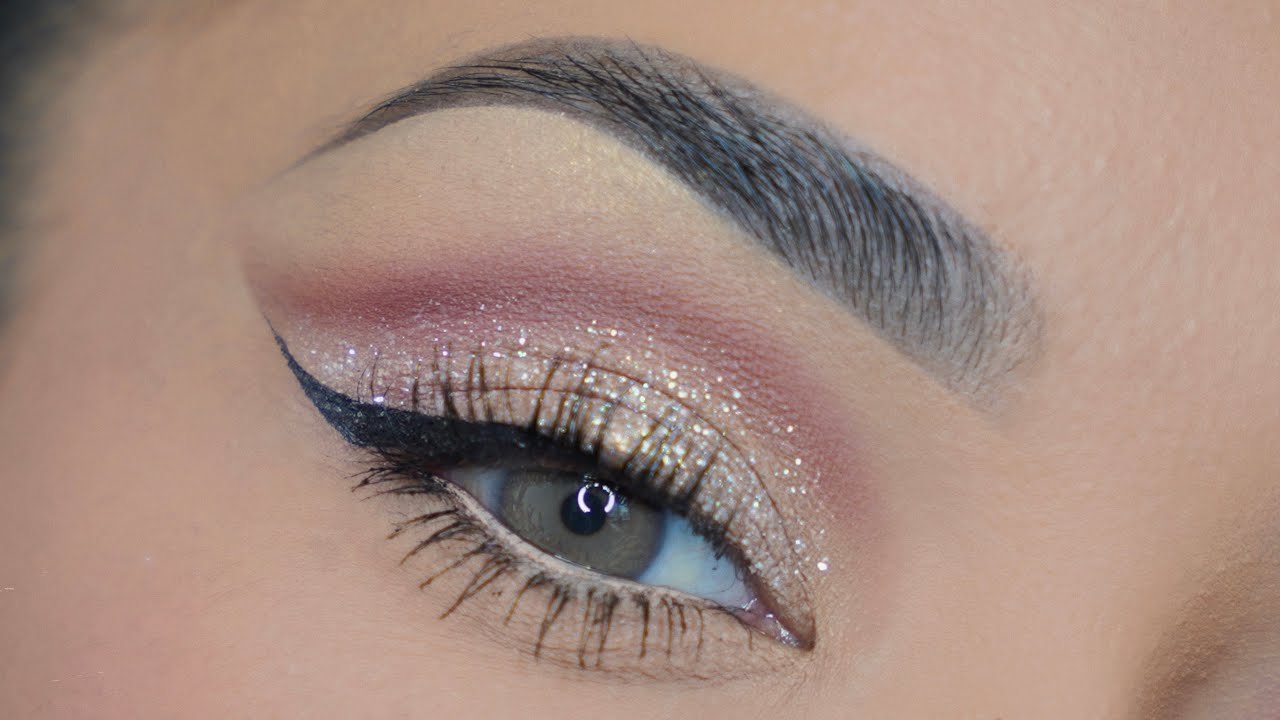 inspiración de maquillaje para invitadas con vestido rojo