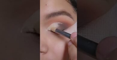 cómo destacar tus ojos con maquillaje de noche para outfit negro