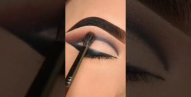maquillaje glamuroso para maquillaje para invitadas con vestido azul