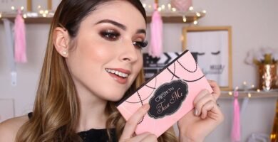 maquillaje luminoso para maquillaje para invitadas con vestido azul