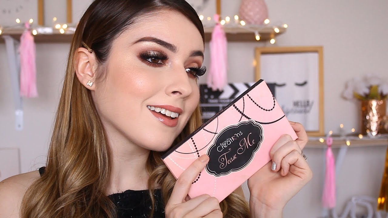 maquillaje luminoso para maquillaje para invitadas con vestido azul