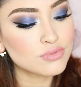 maquillaje waterproof para maquillaje para invitadas con vestido azul